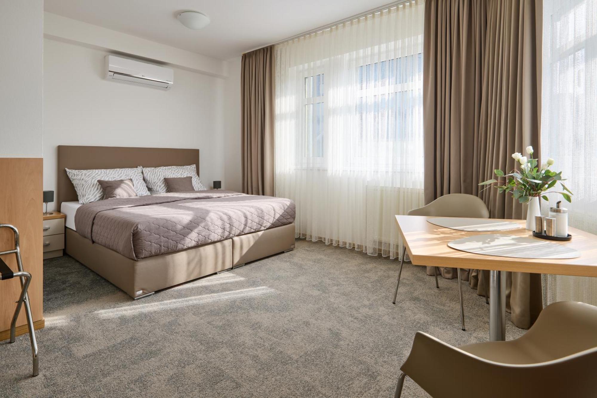 Hotel Osvit มลาดาโบเลสลัฟ ภายนอก รูปภาพ